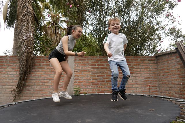 Saltando de alegría. Los hermanos Agustina y Valentino en su casa de Funes.&nbsp;