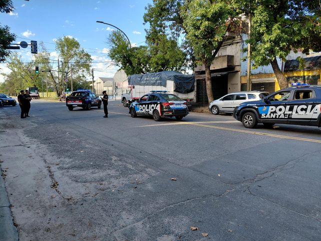 Tragedia en zona sur de Rosario. Moticiclista muere al caer al pavamento