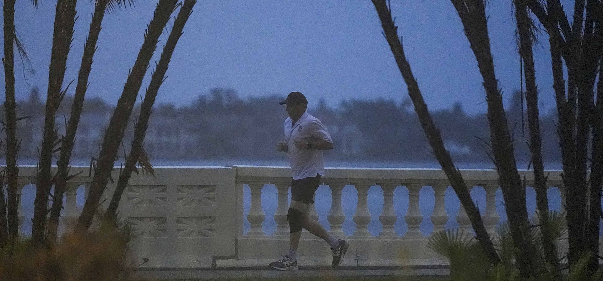 Un corredor corre por la bahía bajo una intensa lluvia antes del huracán Milton, el miércoles 9 de octubre de 2024, en Tampa, Florida. (Foto AP/Mike Stewart) Un corredor corre por la bahía bajo una intensa lluvia antes del huracán Milton, el miércoles 9 de octubre de 2024, en Tampa, Florida. (Foto AP/Mike Stewart)