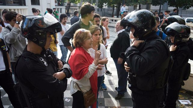 Policías en acción. Hubo tensión en el Museo de la Memoria.