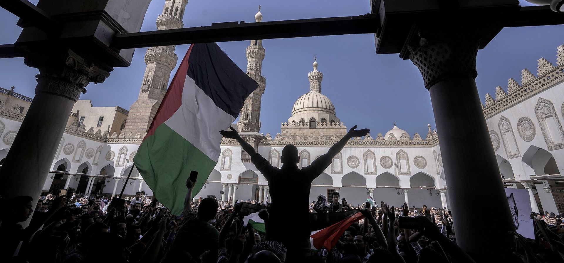 Manifestantes gritan consignas antiisraelíes durante una manifestación para mostrar solidaridad con el pueblo de Gaza después de las oraciones del viernes en la mezquita Azhar, la principal institución islámica del mundo musulmán sunita, en El Cairo, Egipto, el viernes 20 de octubre de 2023. (Foto AP/Amr Nabil) Manifestantes gritan consignas antiisraelíes durante una manifestación para mostrar solidaridad con el pueblo de Gaza después de las oraciones del viernes en la mezquita Azhar, la principal institución islámica del mundo musulmán sunita, en El Cairo, Egipto, el viernes 20 de octubre de 2023. (Foto AP/Amr Nabil)