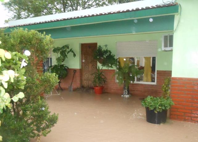 Bajo agua. Los vecinos sostienen que el agua no tiene vías de escurrimiento.