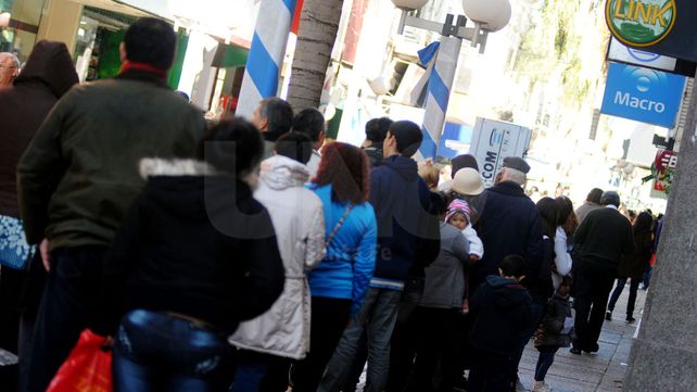 Un intendente quiere cobrar una tasa a las filas de los bancos y el uso del asfalto