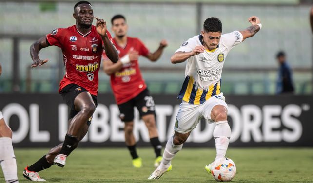 Tomás OConnor controla ante el asedio del jugador de Caracas. El volante canalla fue reemplazado en el complemento.