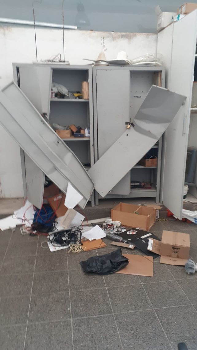 Segundo robo nocturno. Parte del mobiliario destruido por los ladrones
