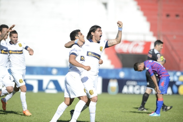 Sebastián Abreu festeja el último gol que Central le anotó a Tigre de cabeza. Fue en la Copa Argentina en 2014.