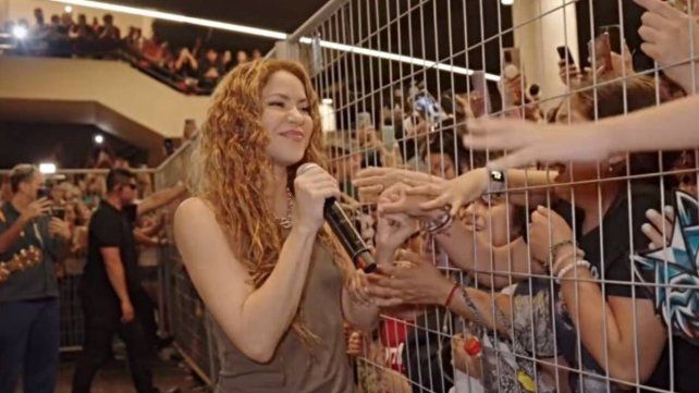 Tras la cancelación de sus shows en Chile, Shakira les cantó a sus fans en la puerta