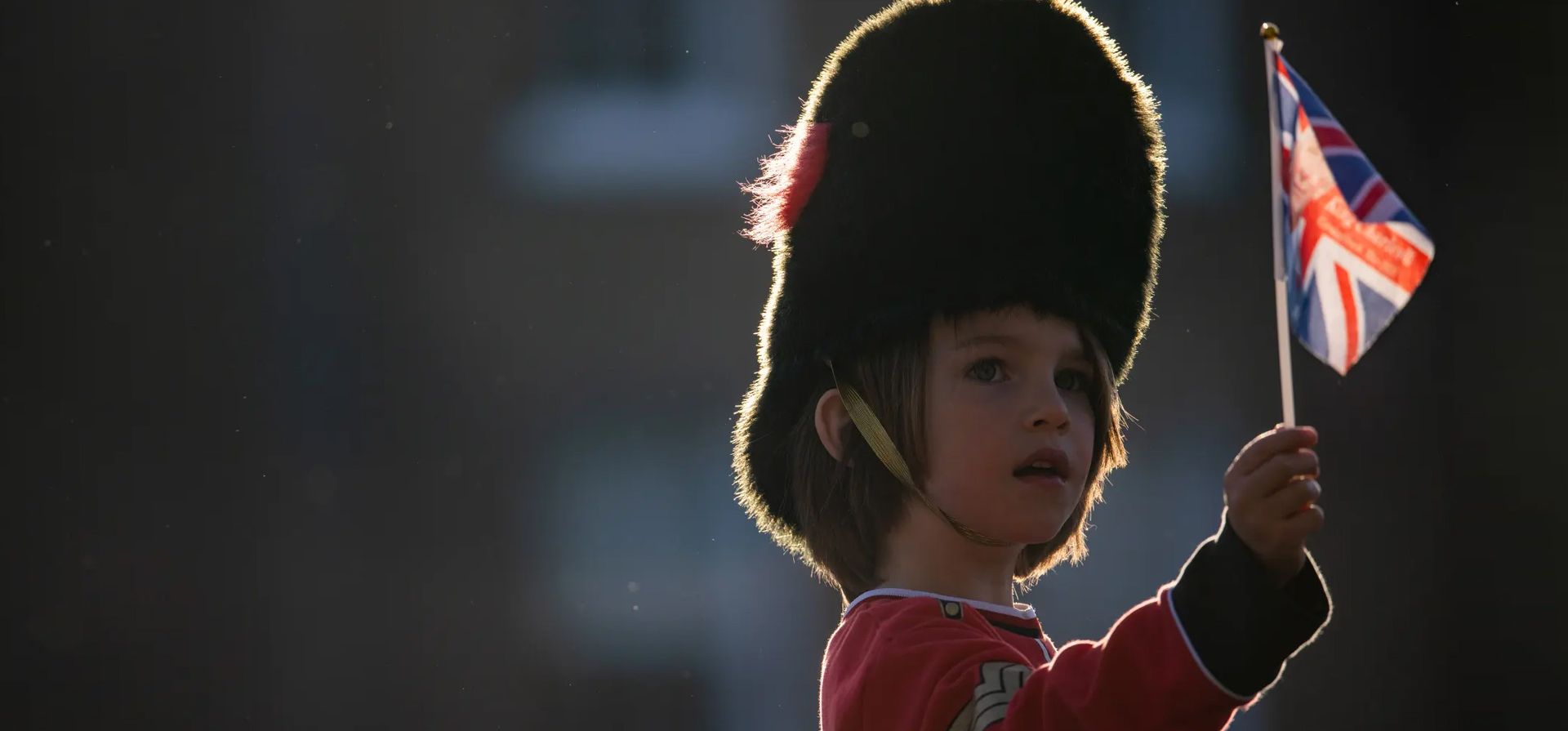 Windsor, Reino Unido. Un niño se para con una bandera del rey Carlos III mientras se viste como un guardia de Coldstream durante el concierto de coronación. Fotografía: Brandon Bell/Getty Images