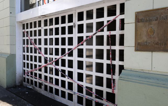 La bomba detonó en una de las puertas de ingreso al edificio.