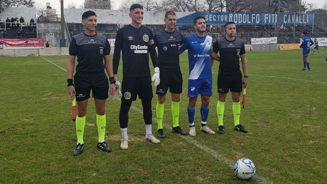 Jueces y capitanes. La terna arbitral de la Rosarina, comandada por Matías Bianchi, junto a Lautaro Jara y Federico Sermenio, posó con los capitanes: Aguirre de Argentino y Quintero en Central. 