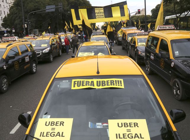 La guerra de los taxis. Los tacheros porteños luchan contra Uber.