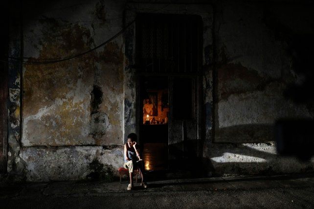 Cuba suma tres días sin energía eléctrica y espera la llegada del huracán Oscar