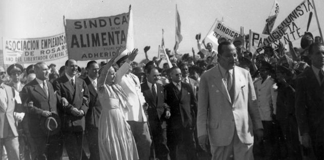 Eva y Perón saludando a los trabajadores en las inmediaciones del Sindicato de la Carne, 1950.