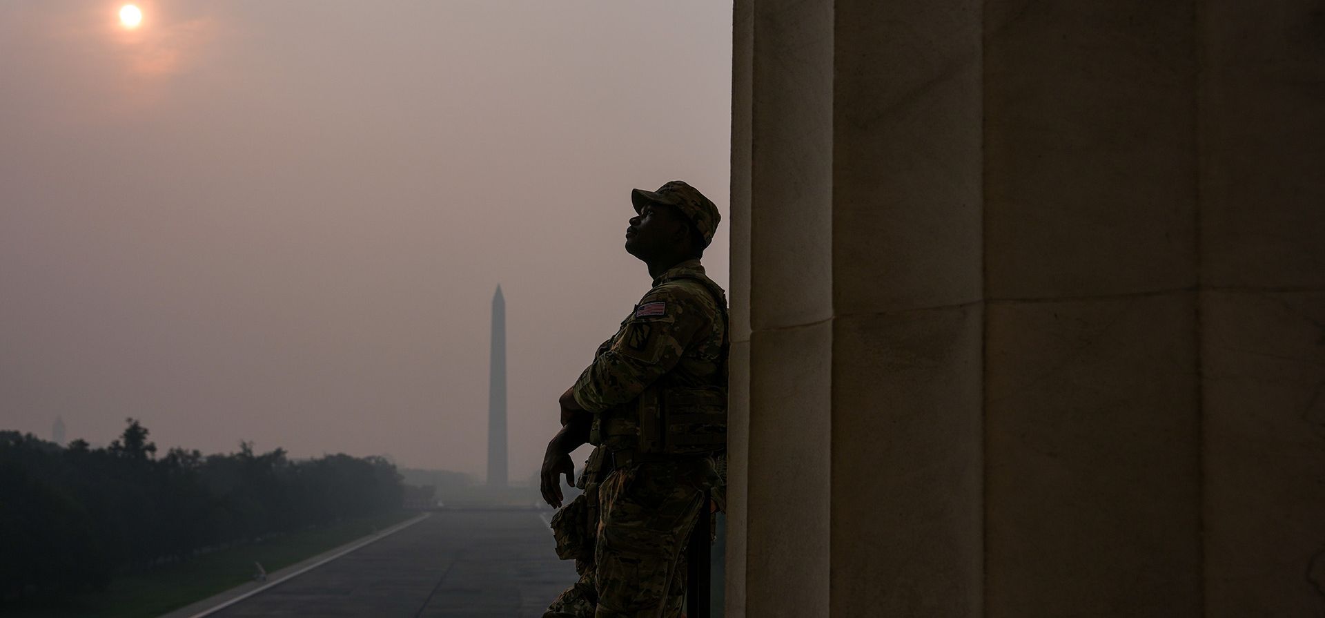 Miembros de la Guardia Nacional patrullan el Monumento a Lincoln mientras el sol, oculto por el humo de los incendios forestales, se eleva sobre el Monumento a Washington y el Estanque Reflectante, el viernes 17 de julio de 2026, en el National Mall de Washington. (Foto AP/Julia Demaree Nikhinson) Miembros de la Guardia Nacional patrullan el Monumento a Lincoln mientras el sol, oculto por el humo de los incendios forestales, se eleva sobre el Monumento a Washington y el Estanque Reflectante, el viernes 17 de julio de 2026, en el National Mall de Washington. (Foto AP/Julia Demaree Nikhinson)