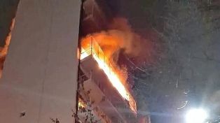 Incendio en Recoleta: habría comenzado con la explosión de la batería de un monopatín