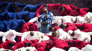El rapero Kendrick Lamar fue el encargado de dar el show del entretiempo del Super Bowl y dio un mensaje contundente
