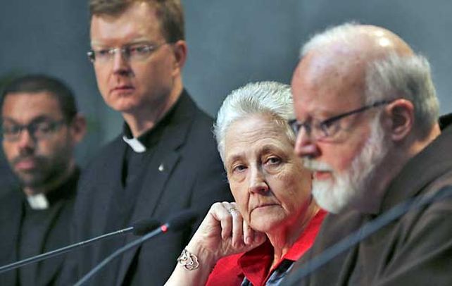 Firmes. Marie Collins (segunda de la derecha) y el cardinal Sean Patrick O’Malley (primero derecha)