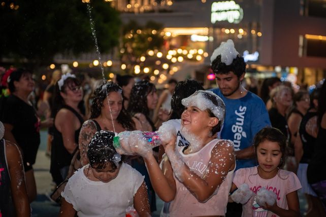 El carnaval a puro ritmo y espuma se adueñó el sábado de Granadero Baigorria