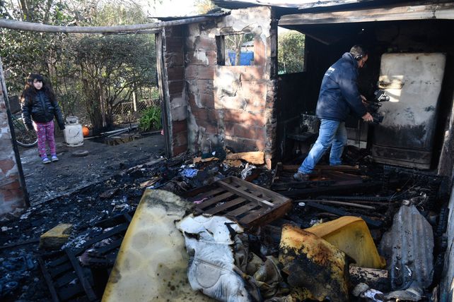 La vivienda de Florencio Varela al 1500 quedó consumida por el fuego. Ocurrió la madrugada de ayer.