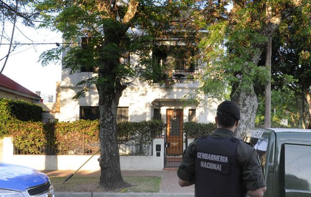 La casa. Motociclistas con sus rostros cubiertos atacaron el viernes a la noche la vivienda particular del primer mandatario de la provincia.