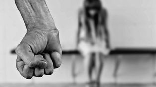 Recuperó la libertad, estranguló a su exmujer y luego se ahorcó