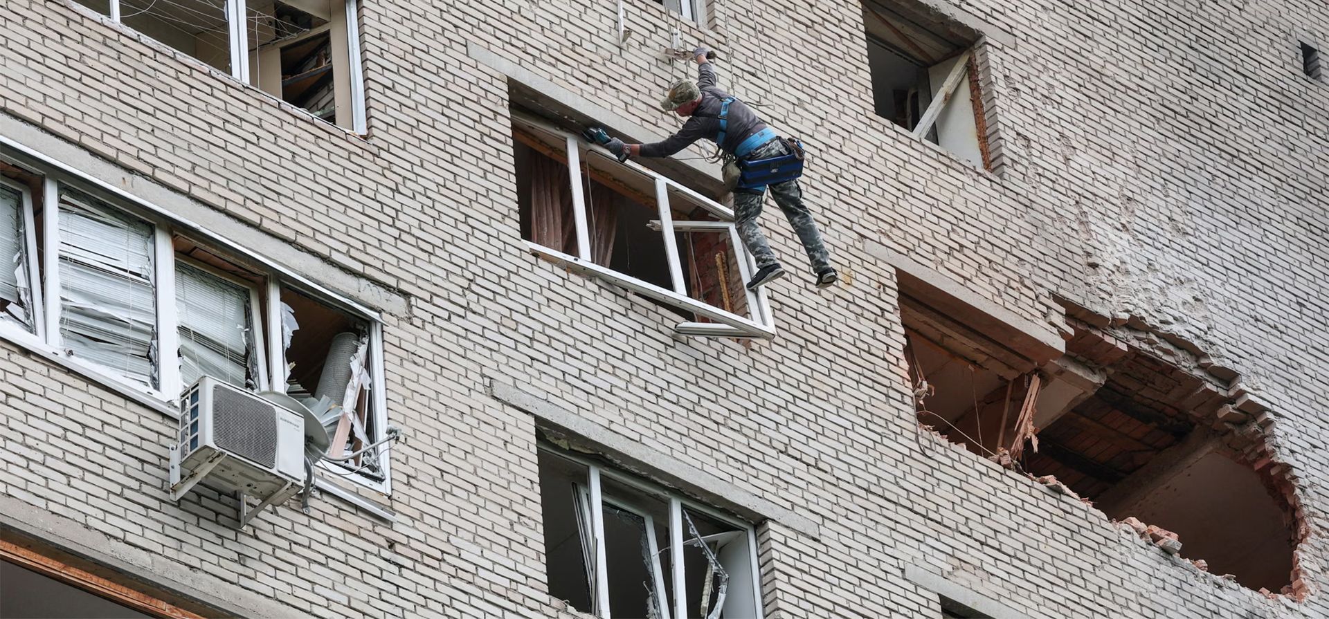 Un trabajador inspecciona un edificio de apartamentos dañado tras un ataque con drones ucranianos, Solnechnogorsk, Rusia. Fotografía: Ramil Sitdikov/Reuters Un trabajador inspecciona un edificio de apartamentos dañado tras un ataque con drones ucranianos, Solnechnogorsk, Rusia. Fotografía: Ramil Sitdikov/Reuters