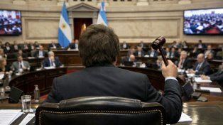 Javier Milei firma tantos DNU como leyes se promulgan