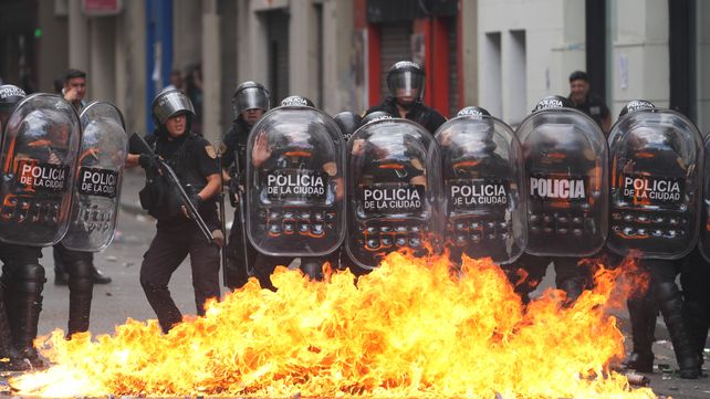 La bomba molotov cayó cerca de agentes de la Policía de la Ciudad de Buenos Aires.