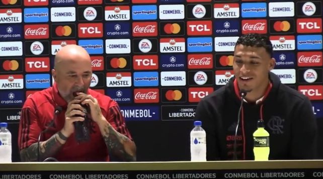El Zurdo Sampaoli utilizó sus dientes para tratar de abrir la botella. (Imagen de video)