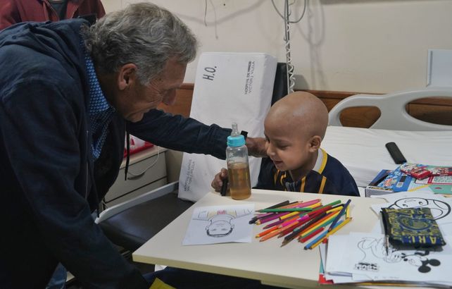 El gesto solidario de Russo: llegó de sorpresa al Hospital Vilela y regaló juguetes a los chicos internados