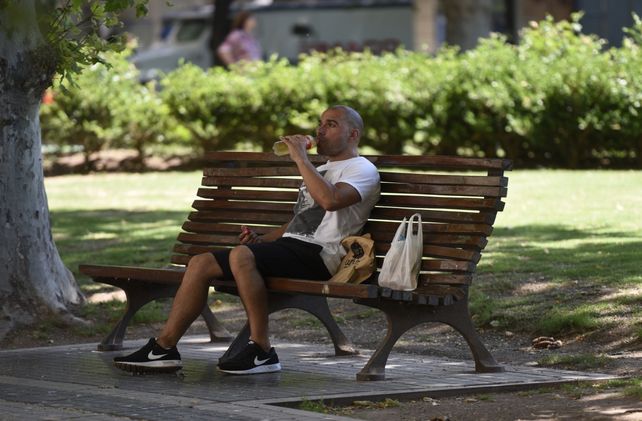 Hace calor. Este jueves 8 de febrero rige un alerta amarillo por altas temperaturas
