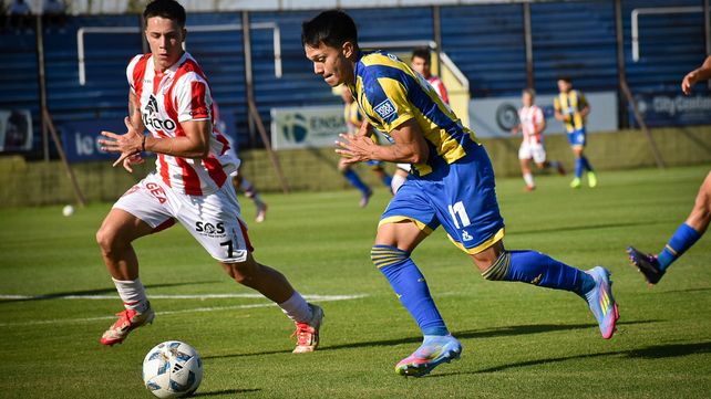 Giovanni Cantizano encara pelota al pie intentando perforar la defensa del equipo cordobés.