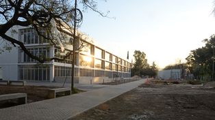 El bloque del Isef está instalado cerca del sector del óvalo del hipódromo, con visuales hacia las canchas de entrenamiento.