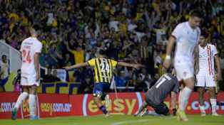 Alejo Veliz celebra el segundo tanto canalla en la victoria ante Estudiantes. Venía de convertirle a Huracán.