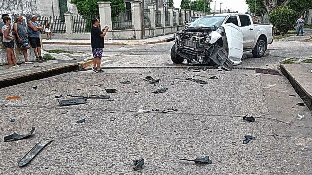Fuerte choque en Victoria: una conductora intentó huir del lugar.