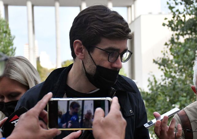 Facundo Macarrón dialoga con los periodistas que llevan el jucio en los Tribunales de Río Cuarto.