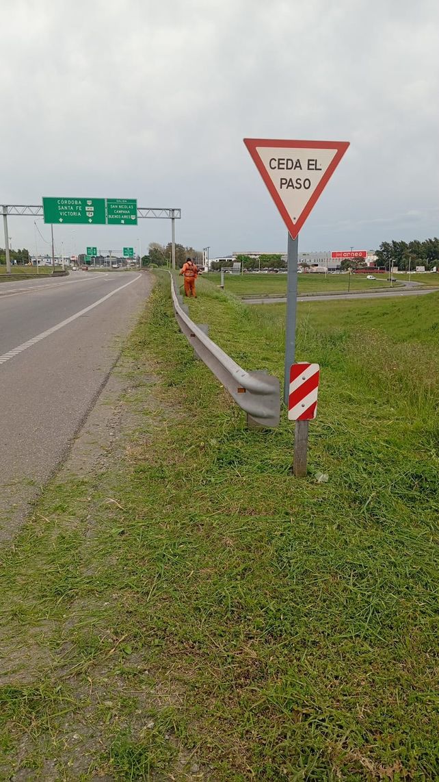Cuadrillas de operarios a cargo de Arco Portuario SAU comenzaron a desmalezar los yuyos que afloraban en banquinas y el cantero central de Circunvalación.