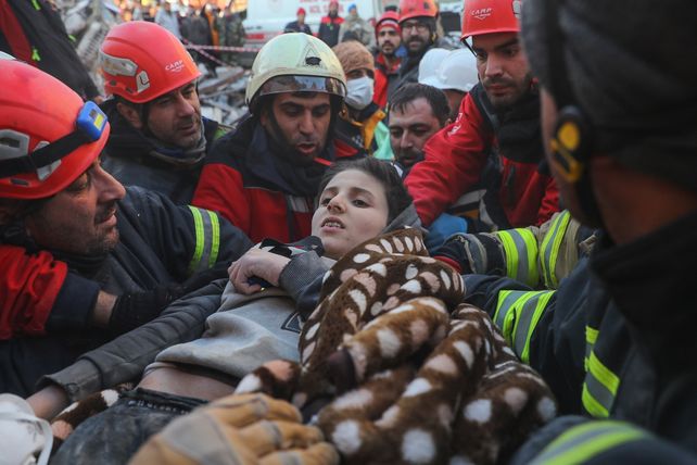 Rescatistas transportan hacia una ambulancia a Muhammed Alkanaas