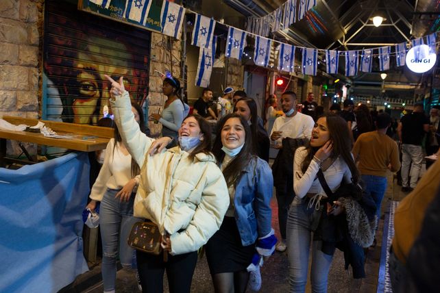 Salida. Jóvenes disfrutan de la noche en Jerusalén tras un ablandamiento de las medidas sanitarias.