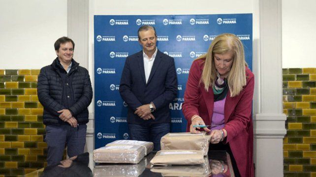 Abrieron los sobres de la licitación el intendente saliente Adán Bahl y la intendenta electa de Paraná