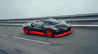 El modelo Mistral W16 de Bugatti estableció un nuevo récord de velocidad.