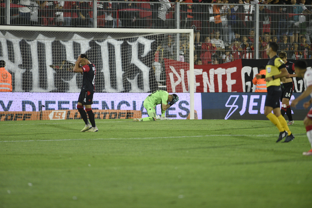 Ramiro Macagno se lamenta uno de los goles. El arquero de Newells no tuvo una buena noche.