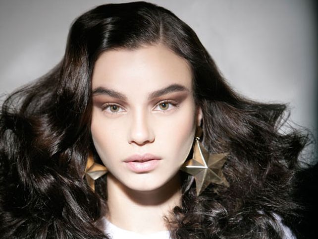 Setentera Primero se trazó una línea imaginaria desde la parte más alta de la ceja hacia atrás de la nuca; en ese punto se marcó la partidura. Luego