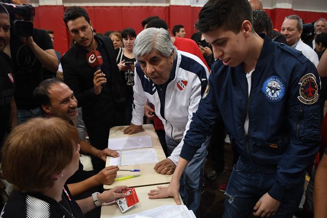 Moyano arrasó en las urnas y seguirá como presidente de Independiente
