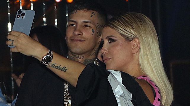 Wanda Nara se saca una selfie con L-Gante
