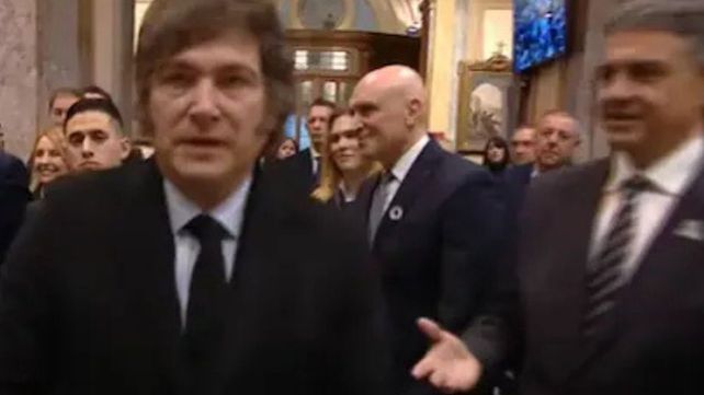 El primer mandatario dejó con la mano en el aire al jefe de Gobierno porteño.