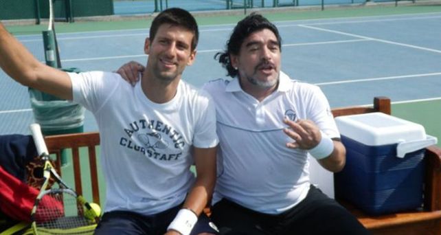 Maradona deslumbr&oacute; jugando con pelotitas de tenis y Djokovic subi&oacute; el video a Twitter