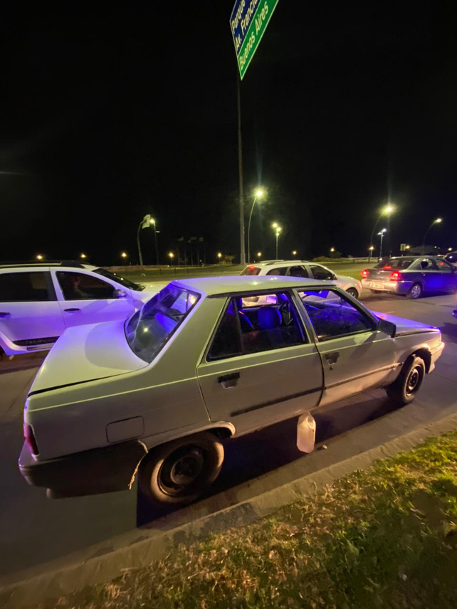 El Renault 9 en el que se movían los ladrones que intentaron robar una camioneta estacionada muy cerca del shopping Alto Rosario.