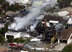 Un avi&oacute;n militar se precipit&oacute; en una zona residencial de California