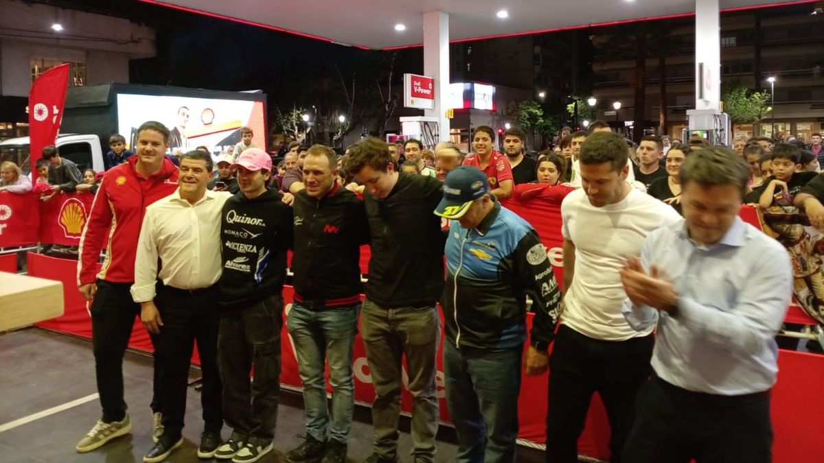 Dos campeones del Turismo Carretera se brindaron con el público en el centro de Rosario